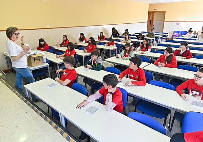 La profesora Pilar Real da instrucciones a los alumnos antes de comenzar la prueba