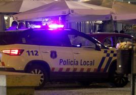 Un coche de la Policía Local patrulla por la noche en una calle de Segovia.