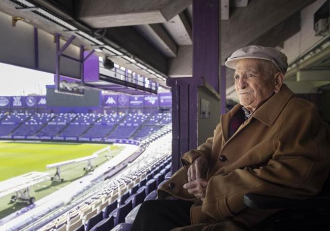 José María Pérez, junto a su hijo Javier, observa el estadio José Zorrilla.