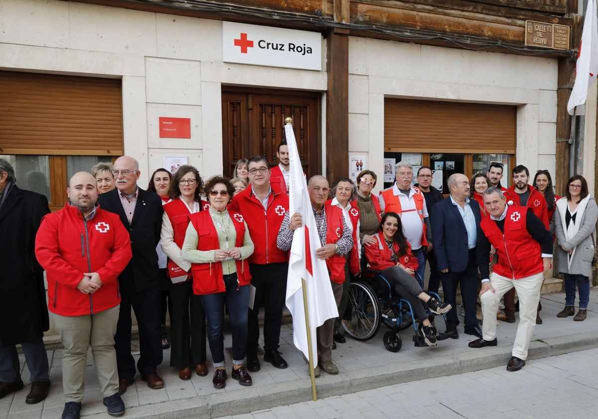 Presidente de Cruz Roja Valladolid (derecha del abanderado) en la foto de familia de los voluntarios de la Asamblea Comarcal de Peñafiel.