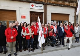 Presidente de Cruz Roja Valladolid (derecha del abanderado) en la foto de familia de los voluntarios de la Asamblea Comarcal de Peñafiel.