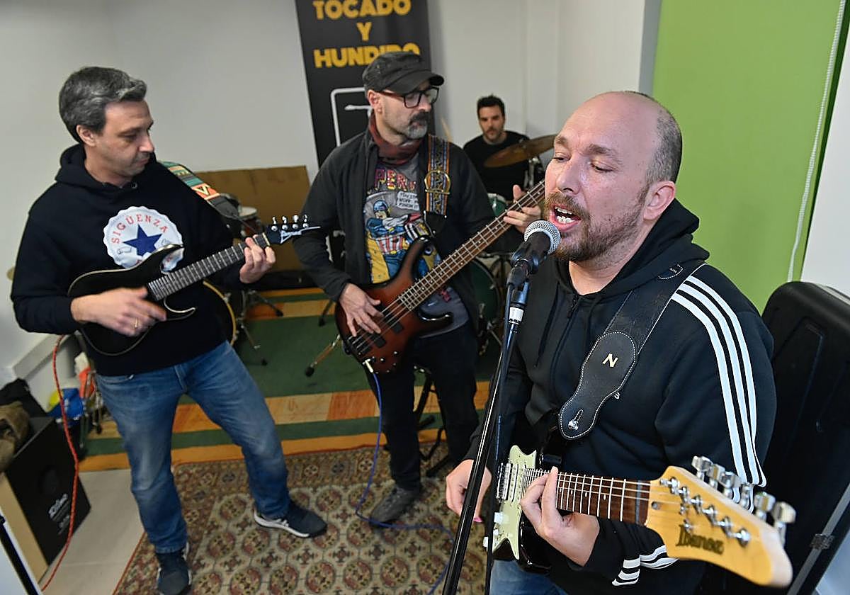 Los amigos Jorge Saullo, Fernando Alonso, Nacho Isla y Tomás Gómez han formado Tocado y Hundido