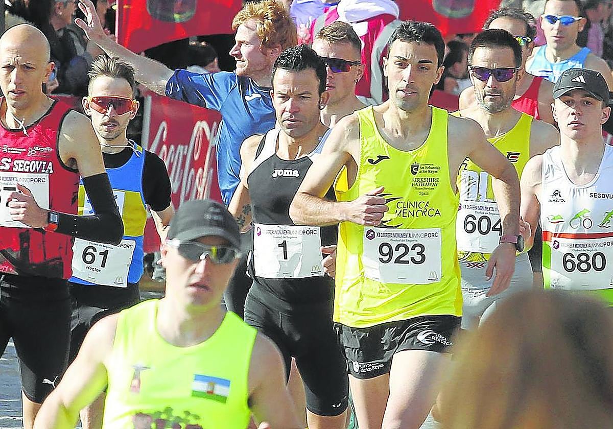 Los atletas, nada más salir del Azoguejo. Diego Pérez (con camiseta amarilla y pantalón negro) se adjudicaría la prueba masculina.