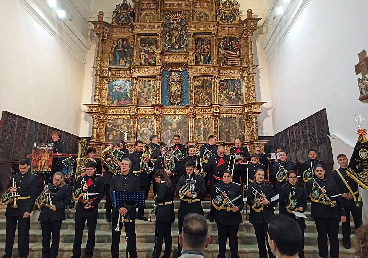 La banda de Olmedo, antes de empezar su interpretación.