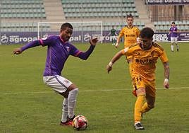 Edipo controla un balón ante un rival de la Ponferradina en un partido anterior.