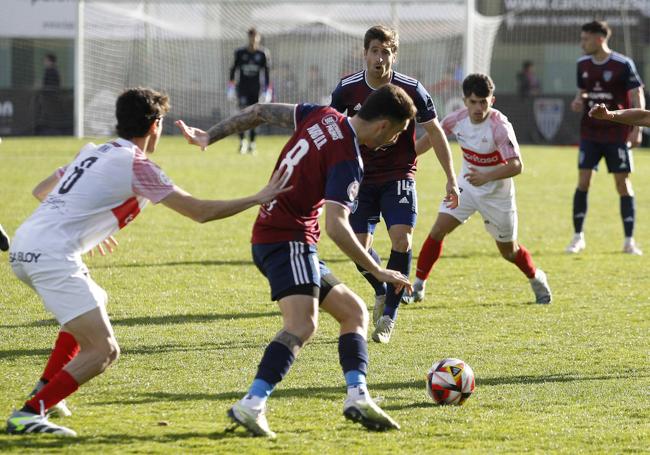 Hugo Díaz, presionado por un jugador del Sanse.