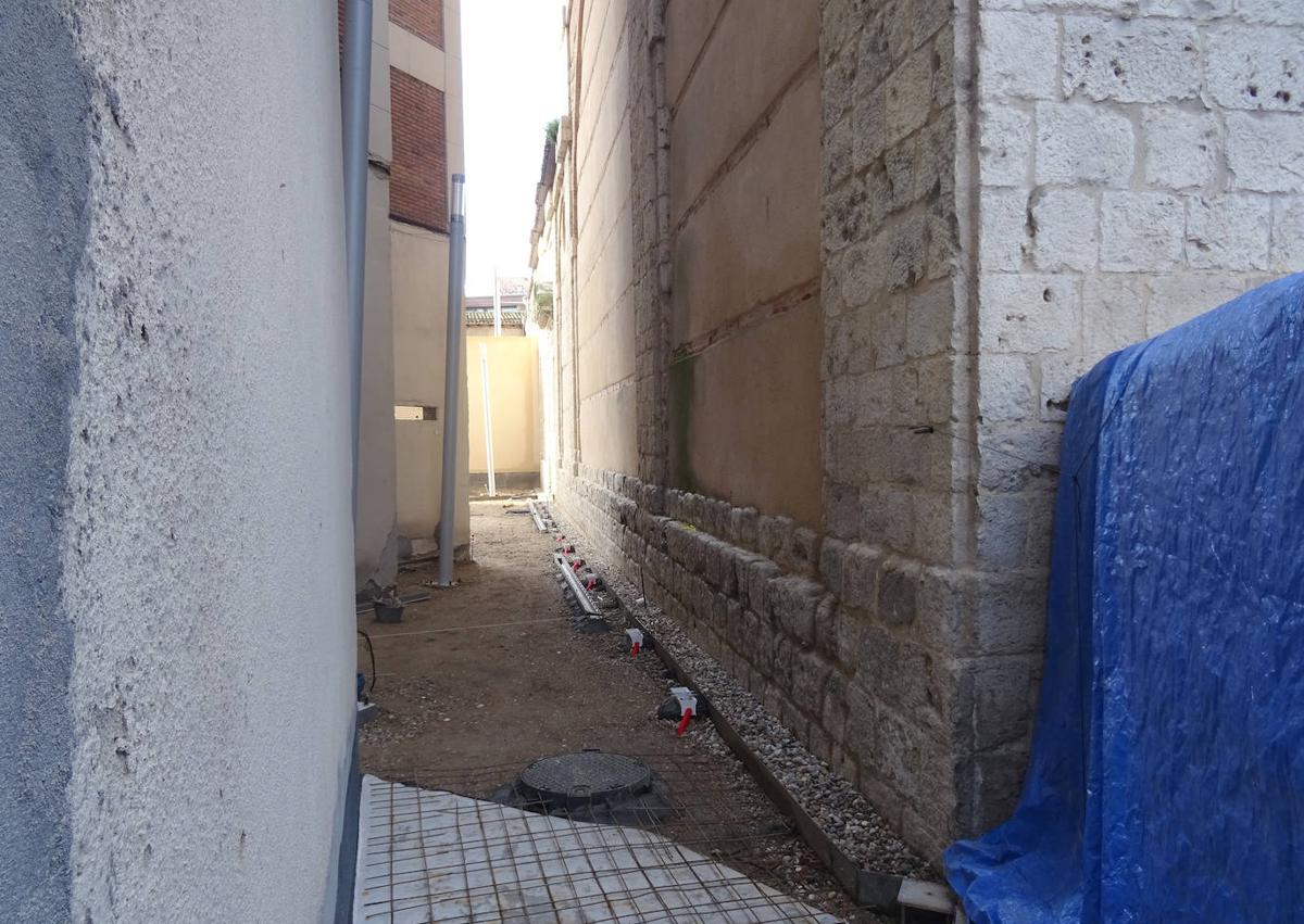 Imagen secundaria 1 - Arriba, infografía de la futura plaza de Francisco de Praves. Debajo, a la izquierda, el acceso desde la avenida de Ramón y Cajal. A la derecha, la entrada por el pasadizo de los números 5 y 7 de Alamillos.