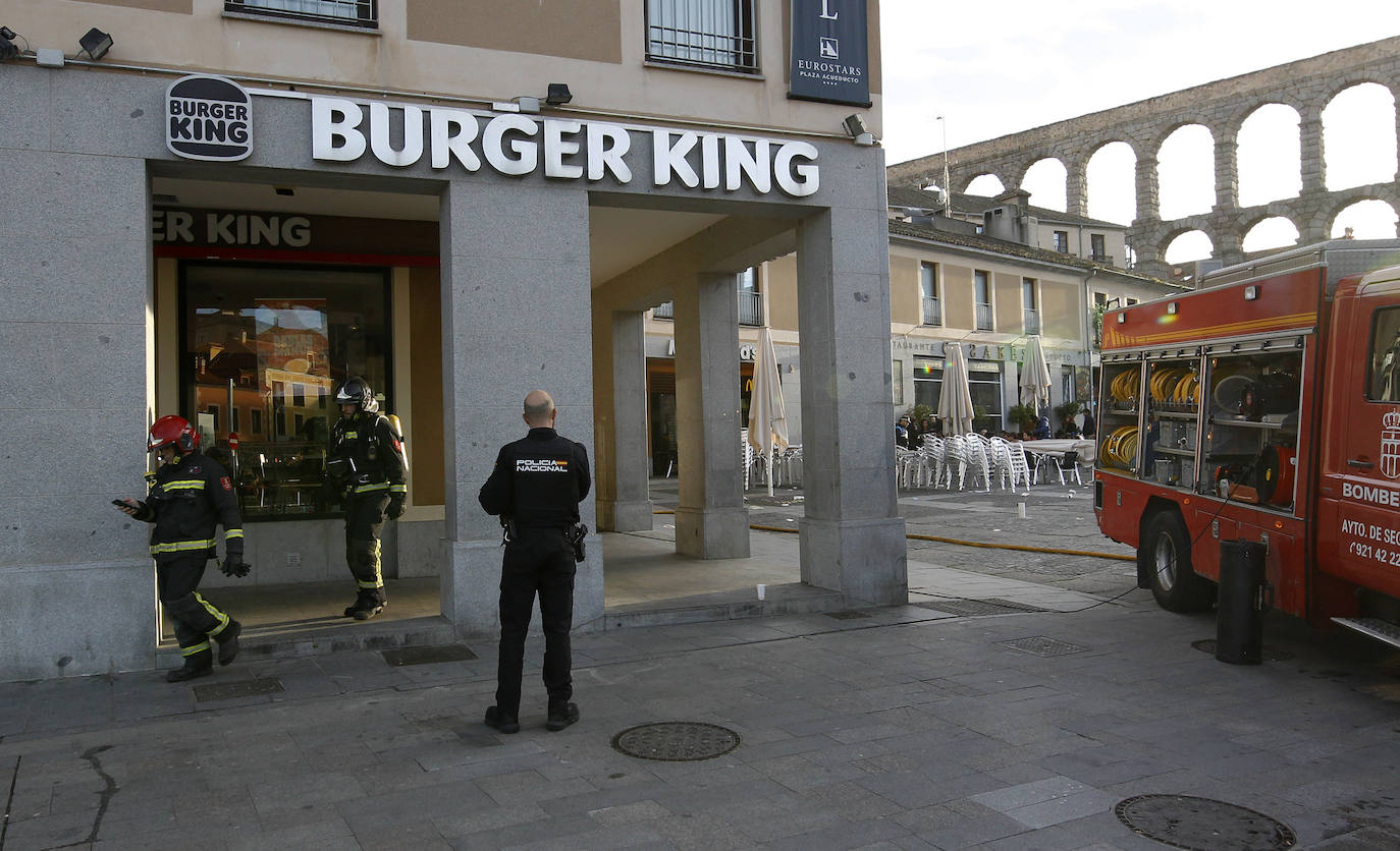 El incendio del Burger King de Segovia, en imágenes