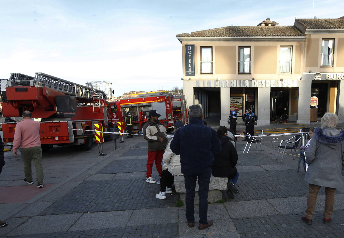 El incendio del Burger King de Segovia, en imágenes