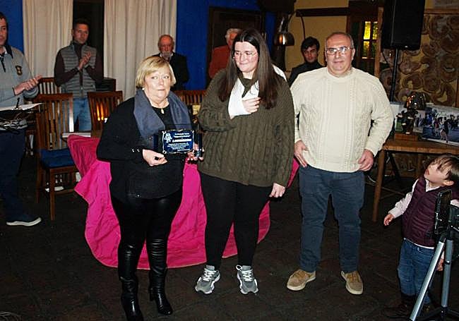 La familia de Javier González recoge el galardón que sirvió como homenaje póstumo.