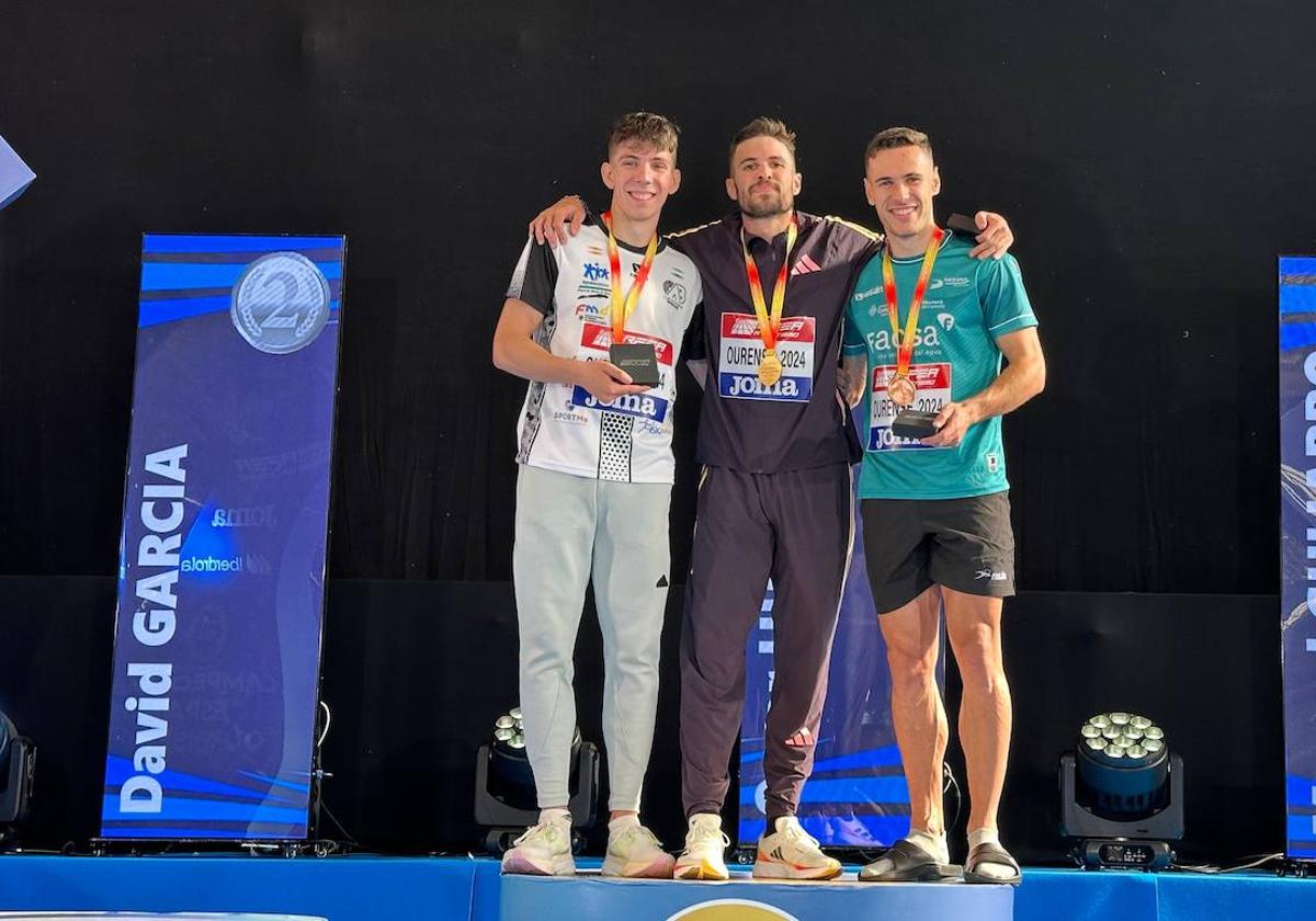 Óscar Husillos, campeón de España de 400 en el centro, con David García Zurita, a la zquierda, y Manuel Guijarro, segundo y tercero, respectivamente.