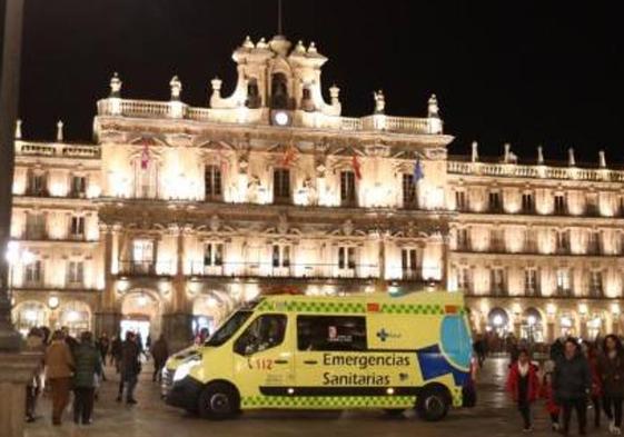 La ambulancia en la Plaza Mayor.