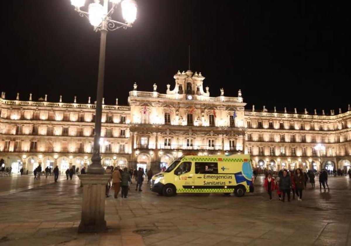 La ambulancia en la Plaza Mayor.