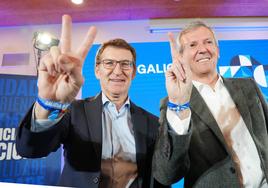 El líder del PP, Alberto Núñez Feijóo (i), y el presidente de la Xunta, Alfonso Rueda (d), celebran el triunfo del PP en las elecciones del domingo.