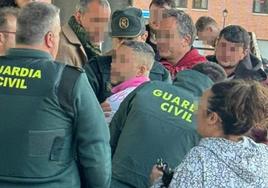 Varios agentes de la Guardia Civl, en el momento de llevar a cabo la detención.