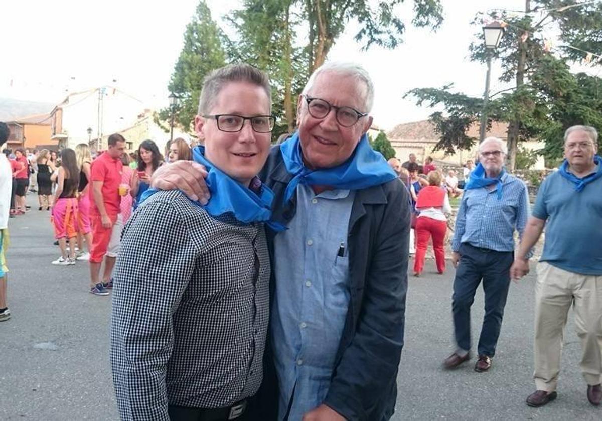 Fernando Delgado (d), junto al alcalde, Rubén García de Andrés, en las fiestas de 2017.