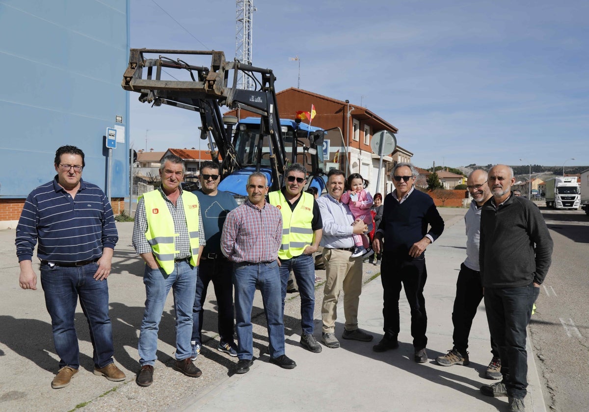 Grupo de agricultores que han salido desde Peñafiel en tractor hacia Madrid.