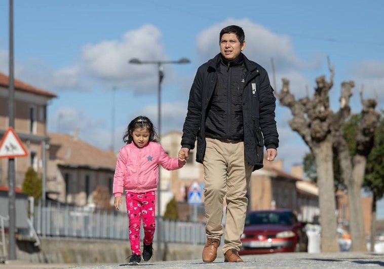 Willy Sánchez y su hija mayor en Rueda.