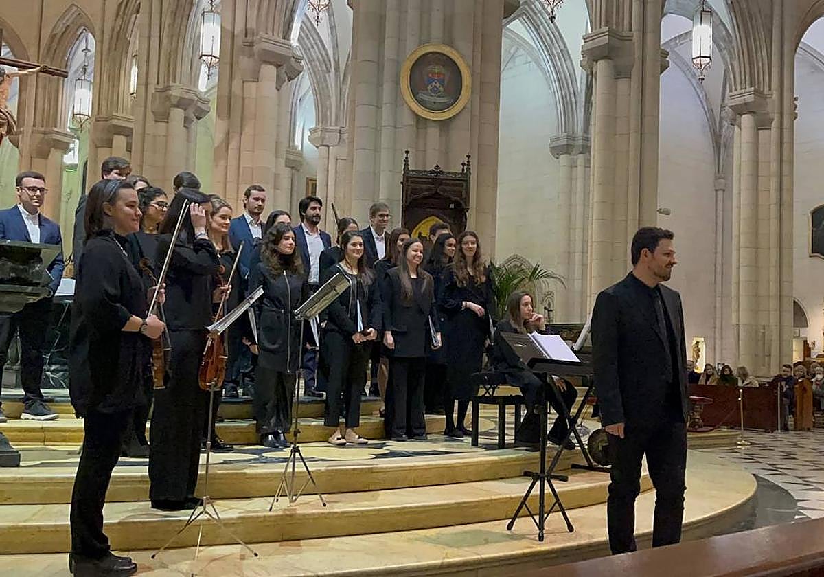 Leanizbarrutia, junto al coro, en un concierto en la Almudena.