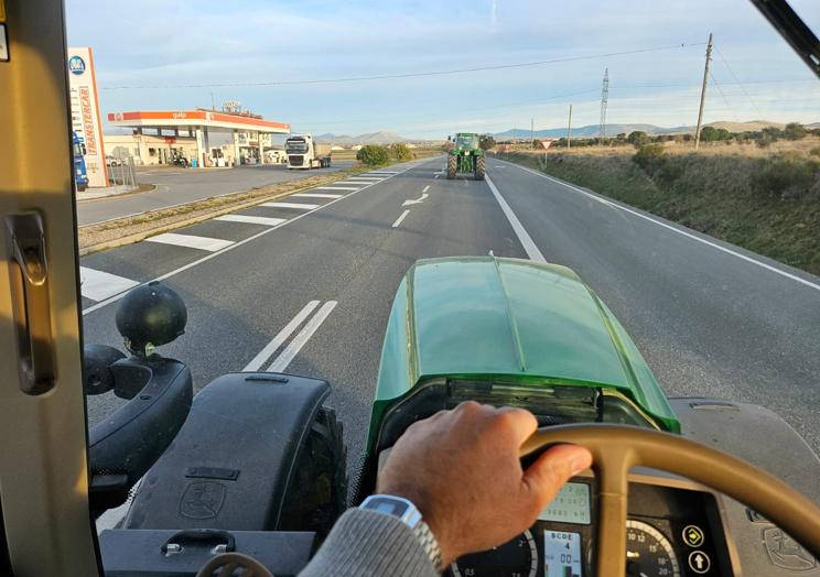 Roberto Rodríguez desde su tractor, a la altura de Villacastín.