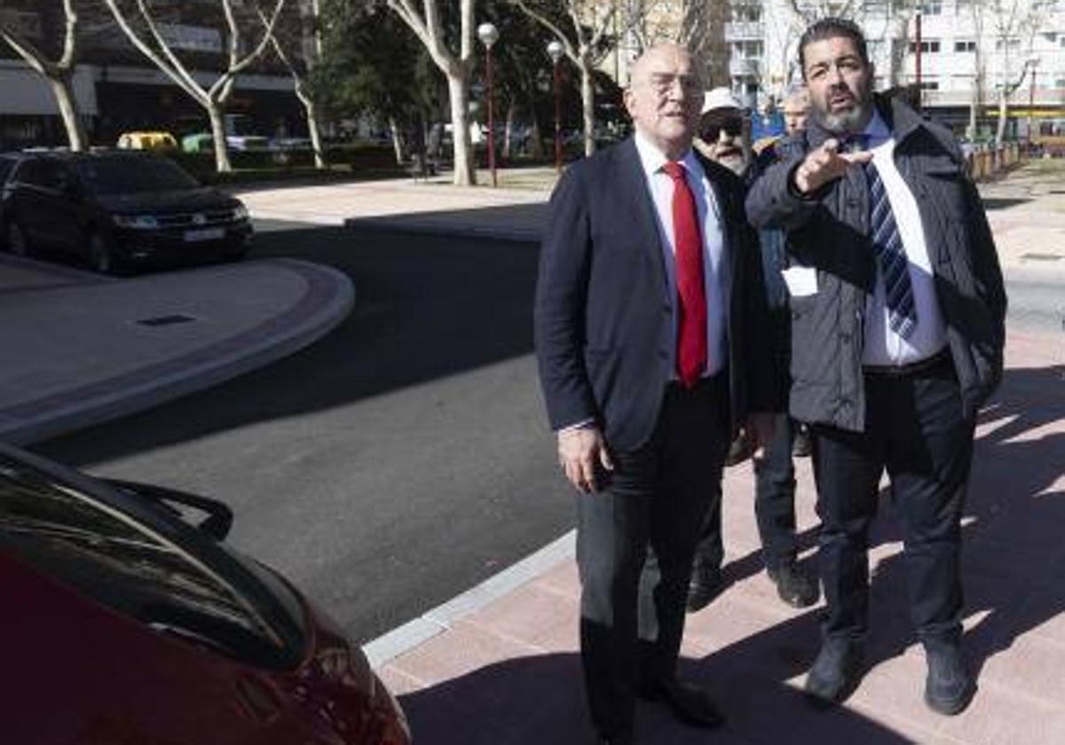 El alcalde, Jesús Julio Carnero (izquierda), y el concejal de Movilidad, Alberto Gutiérrez, este martes.