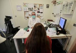 Un médico de Familia atiende a una paciente.