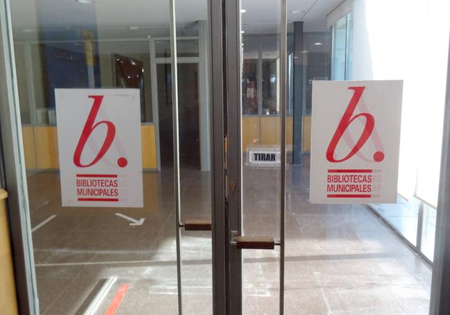 Acceso a la antigua biblioteca del centro cívico, hoy cerrada y vacía por dentro a a la espera de su remodelación.