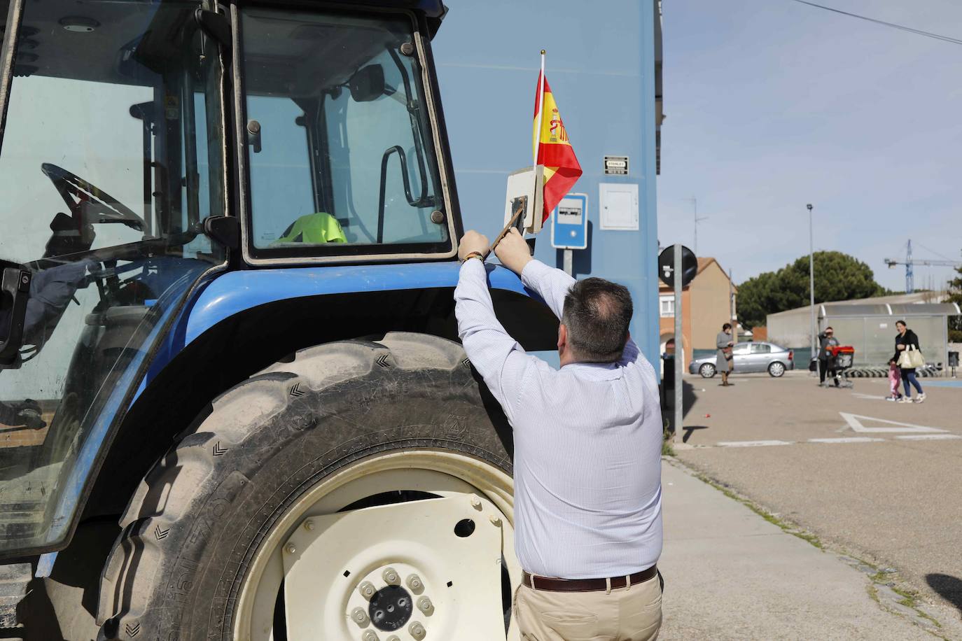 La sálida de los tractores hacia Madrid desde Peñafiel, en imágenes