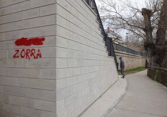 Pintada en la escalera que se acaba de restaurar.