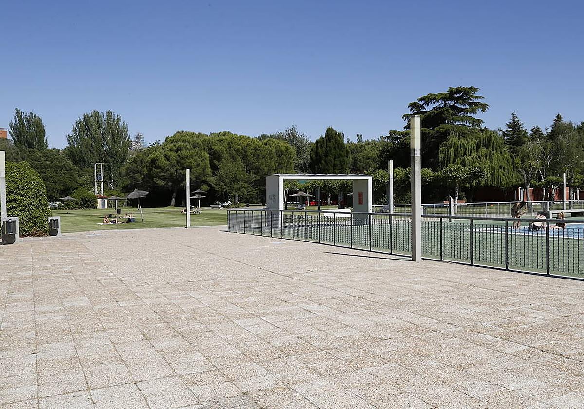 Zona pavimentada en las piscinas del Sotillo.