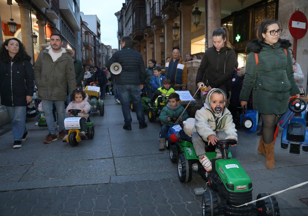 Los niños, protagonistas de la protesta, por la Calle Mayor.