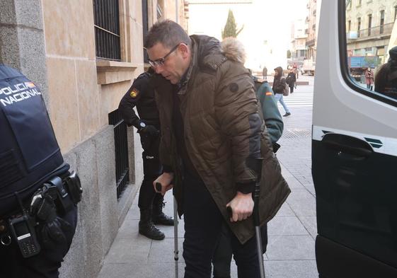 El acusado entrando a la Audiencia Provincial de Salamanca.
