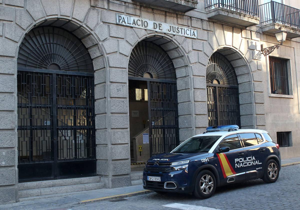 Entrada a la Audiencia Provincial de Segovia.