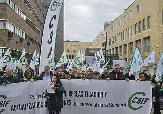 Concentración de CSIF este miércoles frente a la Delegación del Gobierno.