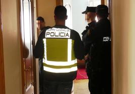 Inspección por parte de la Policía Nacional de uno de los hoteles.