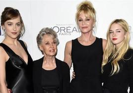 Dakota Johnson, su abuela Tippi Heden, su madre Melanie Griffith y su hermana Stella del Carmen.