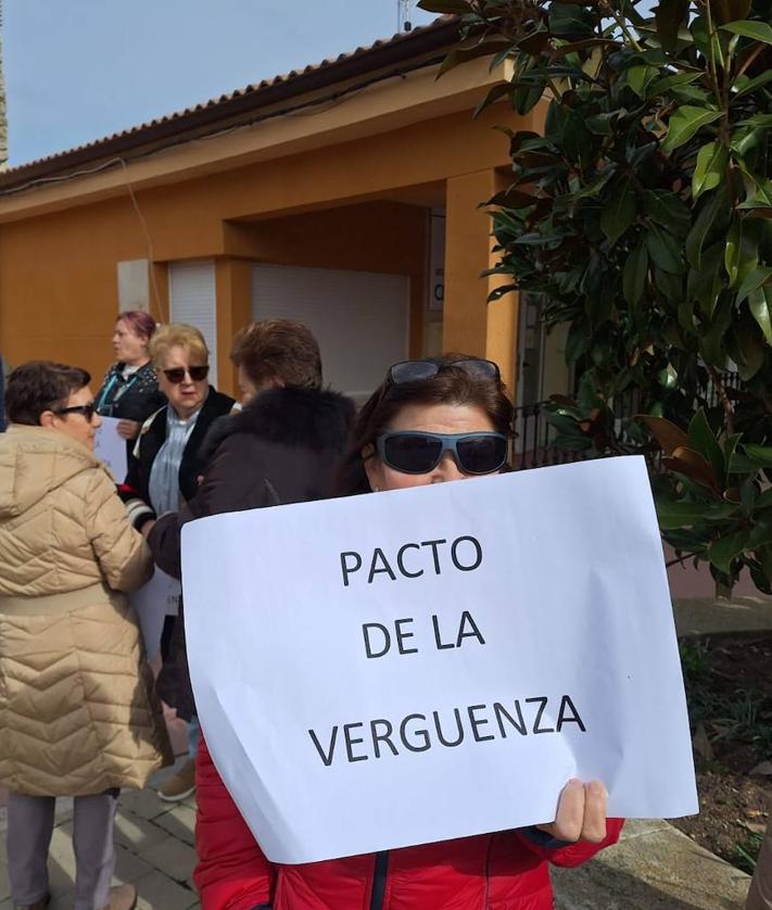 Imagen secundaria 2 - Vecinos de Villabrágima portan este miércoles carteles contra el «pacto de la vergüenza».