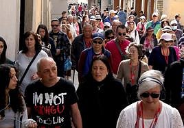 Decenas de turistas pasean por una de las calles de la ciudad en la Semana Santa de 2023.