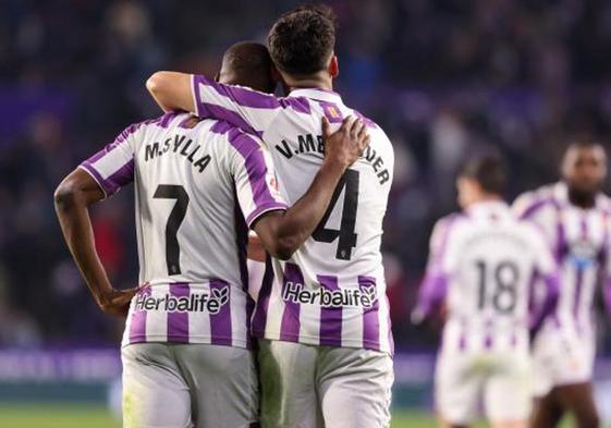 Mamadou Sylla y Víctor Meseguer celebran uno de los goles marcados por el Real Valladolid en la victoria ante el Racing en Zorrilla