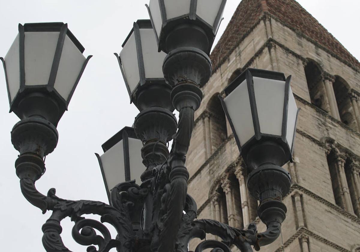 Una de las cuatro farolas monumentales realizadas en 1878 en los Talleres Gabilondo, en la plaza de la Solanilla.