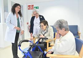 Sonia Marbán, directora de la residencia, atendiendo a Juana Martín y María del Pilar Pérez, dos de las internas más longevas del centro.