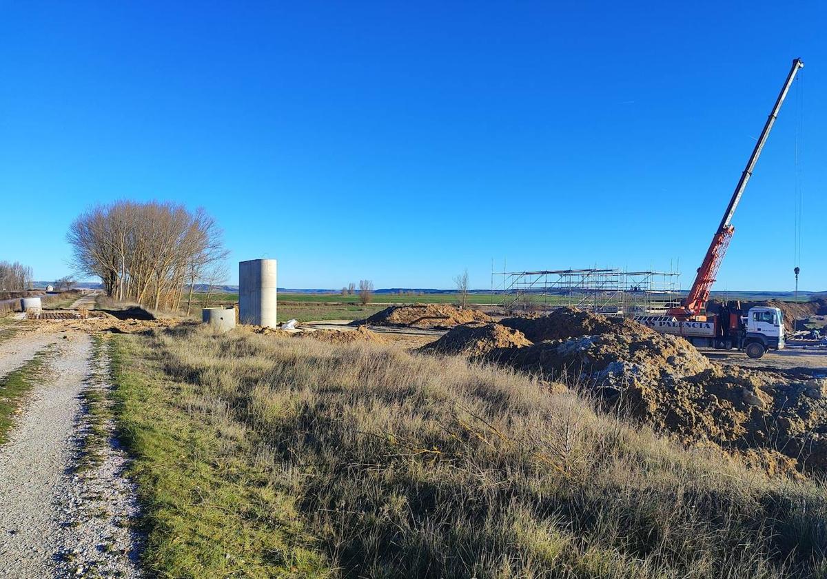 Obras del Ave a León que se ejecutan paralelas al Camino.