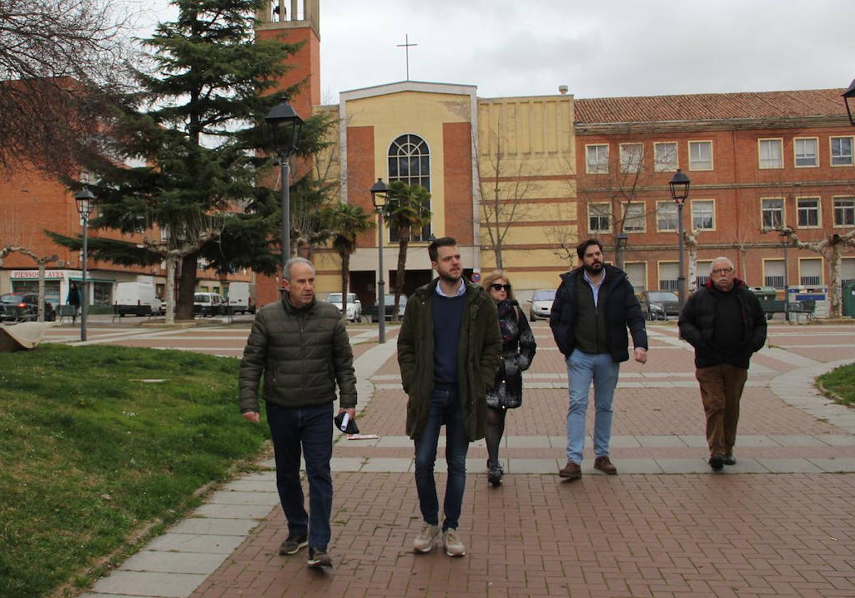 Los concejales Álvaro Bilbao y Rosario García, en su visita al barrio de San Juanillo.