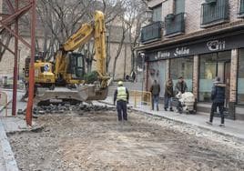 Una excavadora pica el suelo y recoge los adoquines levantados en el inicio de las obras de Blanca de Silos, este jueves.