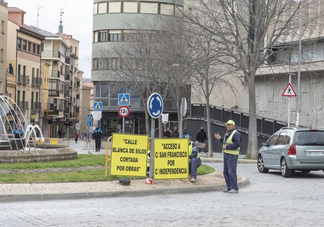 Colocación de paneles informativos en la plaza de la Universidad.