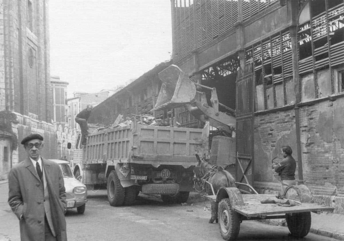 Imagen principal - Trabajos de demolición, noticia publicada en El Norte en mayo de 1974 y propuesta para reconvertirlo en salón.