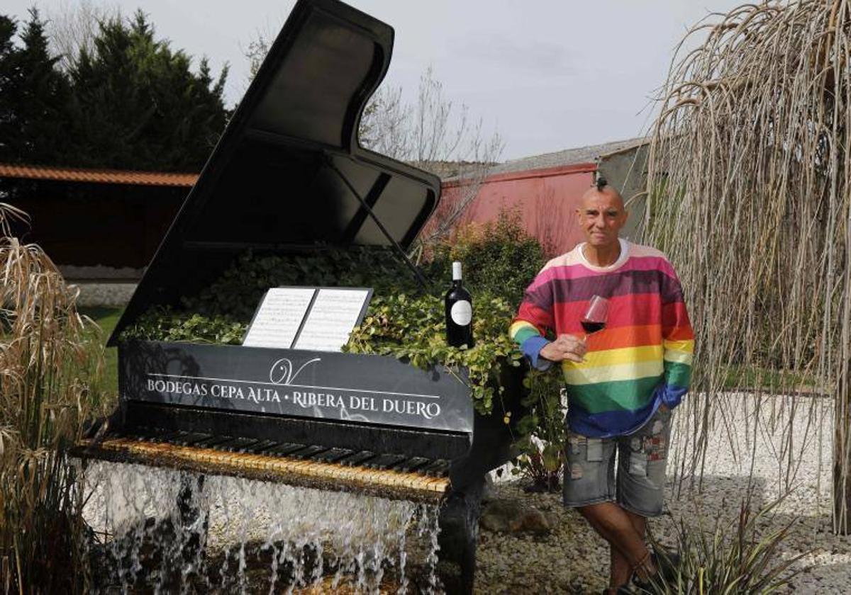 Epi García, en la musical fuente de su bodega.