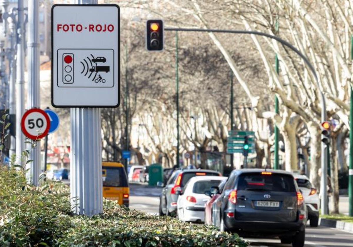 Señalización del 'foto rojo' instalado en el paseo de Zorrilla.