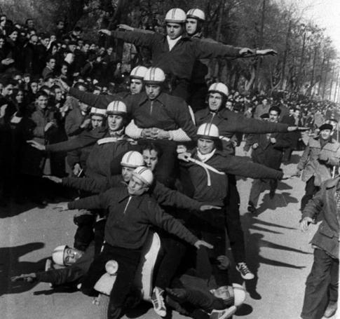 Las 17 personas subidas a una vespa en Las Moreras en enero de 1958.