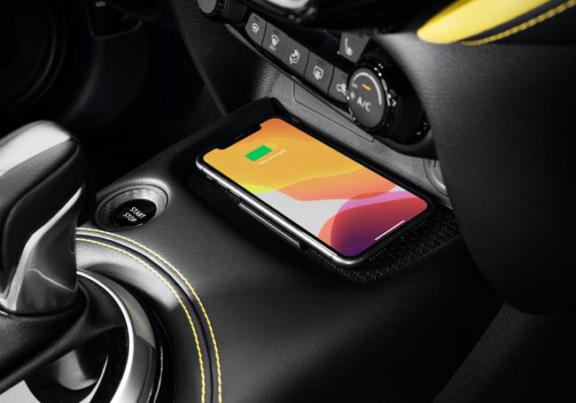 Carga inalámbrica para smartphone de gran tamaño.